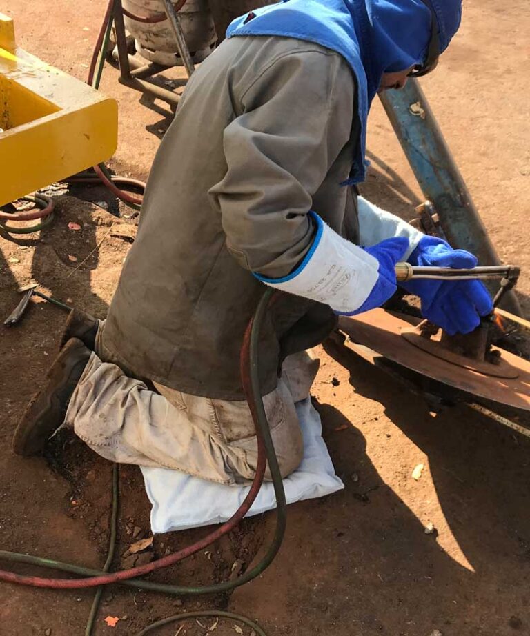 Soldador trabalhando sobre uma Almofada de Raspa com espuma interna da Zanel EPIs de Raspa e Vaqueta.