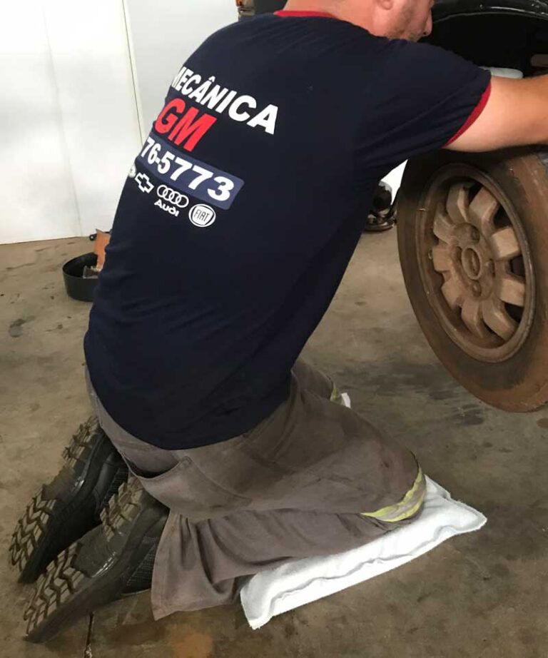 Mecânico trabalhando sobre uma Almofada de Raspa com espuma interna da Zanel EPIs de Raspa e Vaqueta.