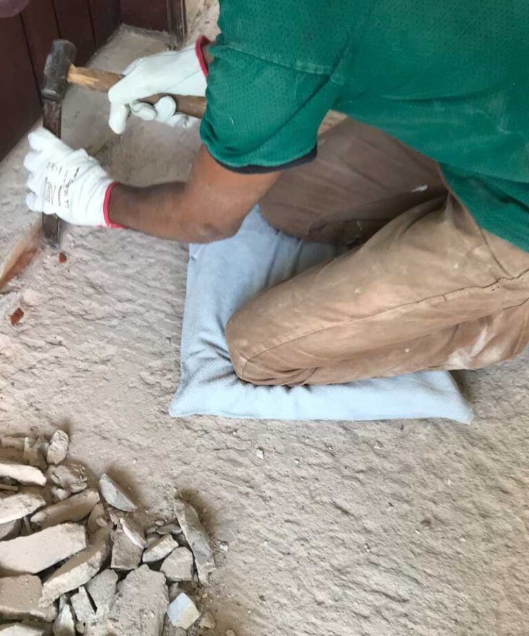 Pedreiro trabalhando sobre uma Almofada de Raspa com espuma interna da Zanel EPIs de Raspa e Vaqueta.