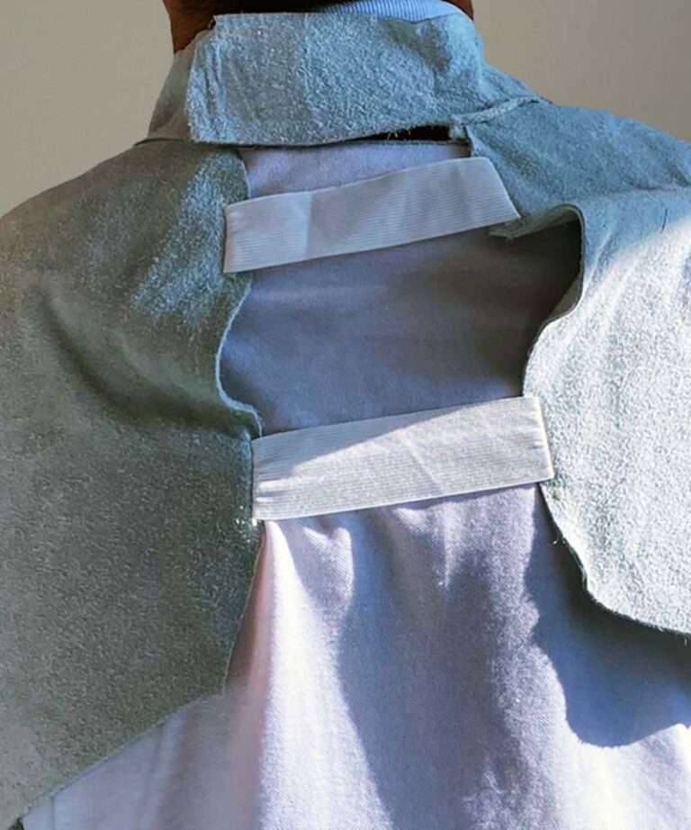 Visão parcial das costas, onde vemos o elástico do Avental de Raspa com Mangas tipo Barbeiro, da Zanel EPIs de Raspa e Vaqueta, utilizado por Soldadores.