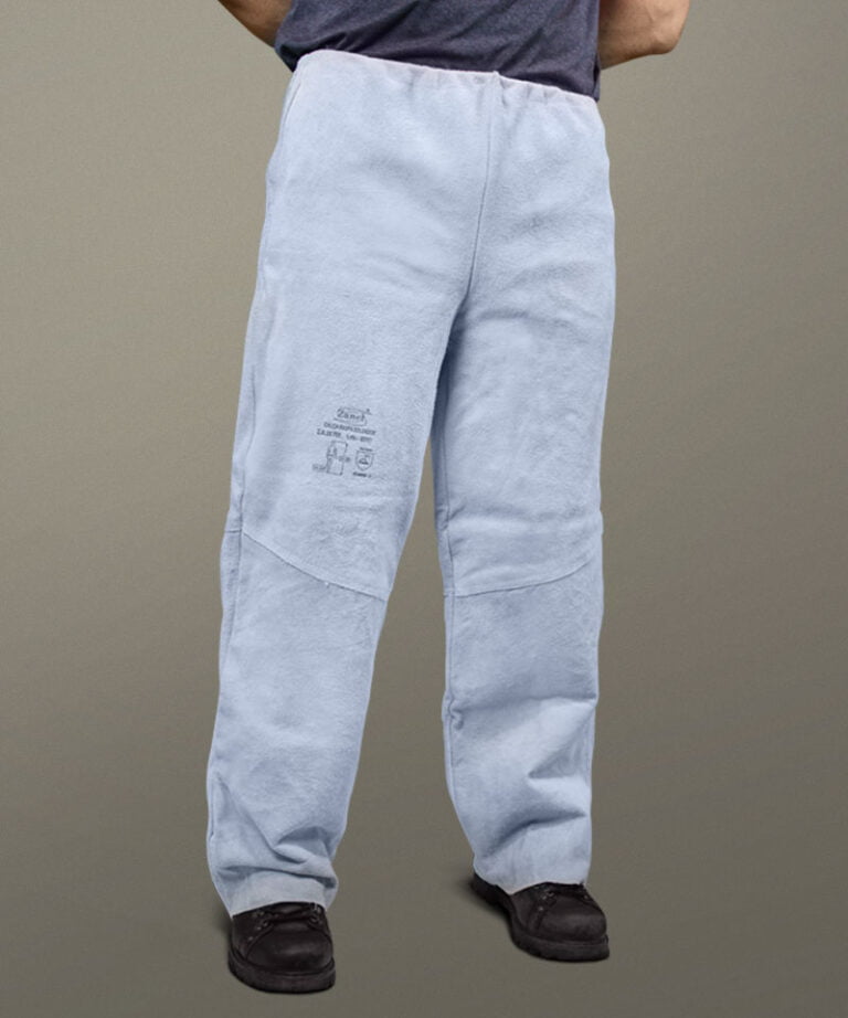 Visão frontal de um homem vestindo uma Calça de Raspa Soldador da Zanel EPIs de Raspa e Vaqueta.