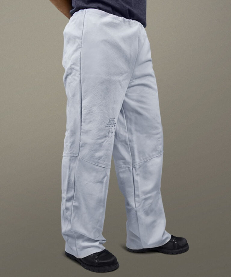 Visão lateral de um homem vestindo uma Calça de Vaqueta Soldador da Zanel EPIs de Raspa e Vaqueta.