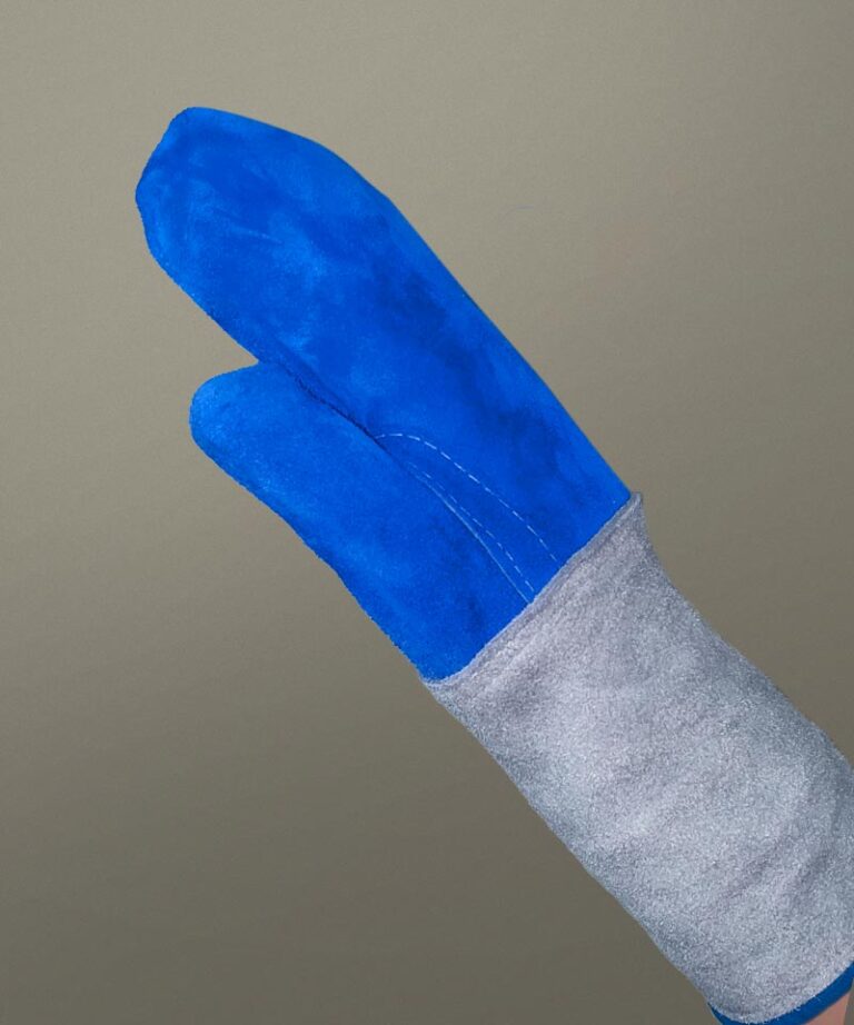 Uma mão vestindo a Luva Mão de Gato Heat Plus da Zanel EPIs de Raspa e Vaqueta.
