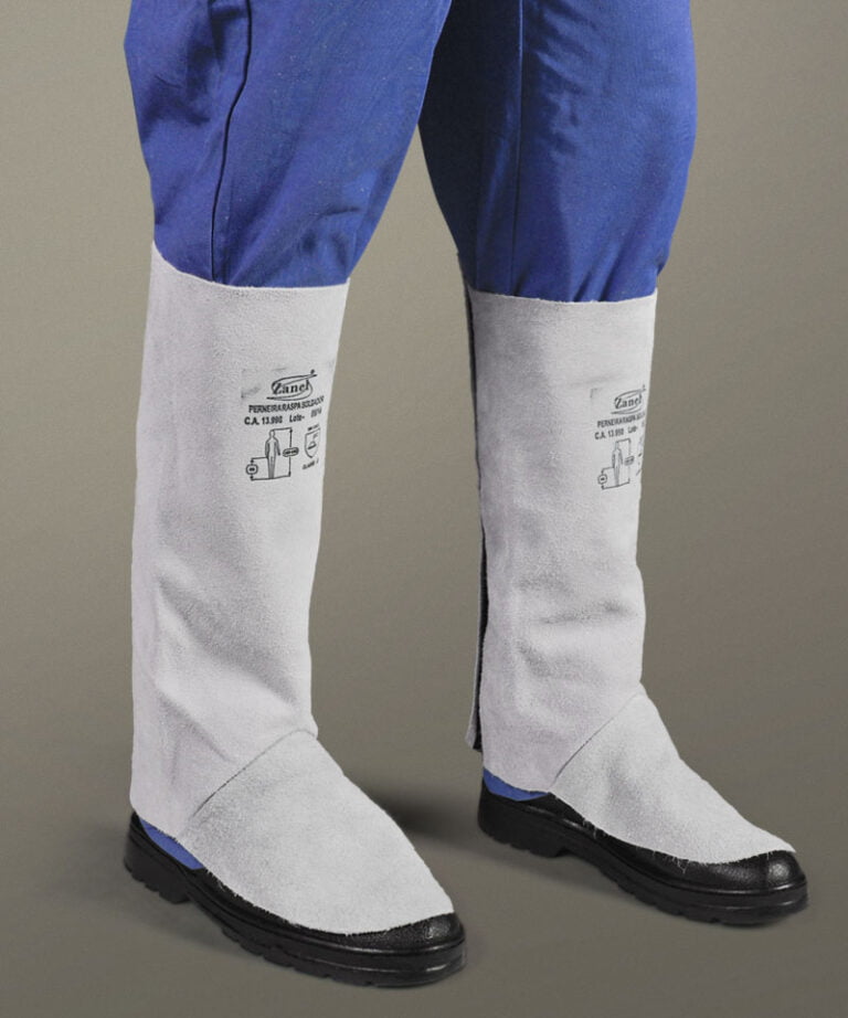 Visão lateral de um homem vestindo uma Perneira de Raspa com Velcro da Zanel EPIs de Raspa e Vaqueta.