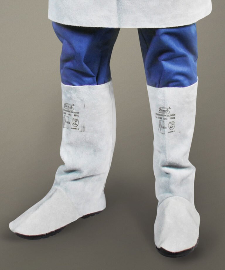 Visão lateral de um homem vestindo uma Perneira de Raspa com Velcro da Zanel EPIs de Raspa e Vaqueta.